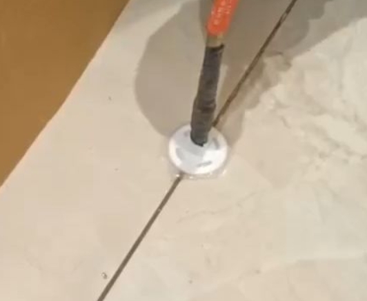 寻甸瓷砖空鼓维修公司专业解答瓷砖在铺贴过程中，如果没有涂抹均匀到位的粘结材料（如水泥砂浆或瓷砖胶），可能会导致以下问题